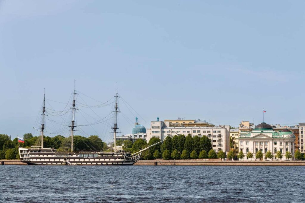 Экскурсия по парадной Неве и островам на теплоходе