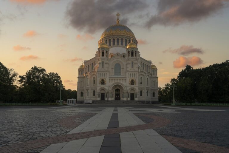Кронштадт с обзорной экскурсией и теплоходной прогулкой