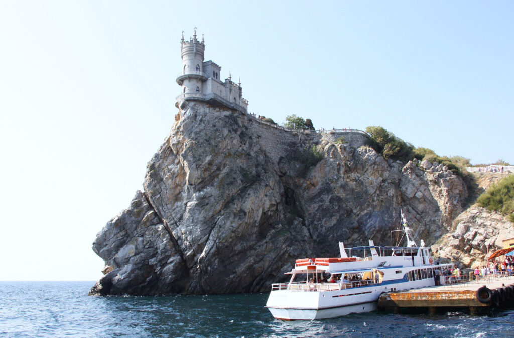 Экскурсия морская прогулка к Ласточкиному гнезду